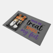 Trick oder behandeln Geruch meiner Füße Halloween Fußmatte (Schrägansicht)