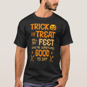 Trick oder behandeln Geruch meiner Füße Halloween T-Shirt