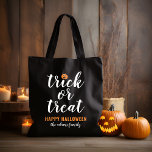 Trick oder Behandeln moderner Skripte benutzerdefi Tasche<br><div class="desc">Diese beängstigenden niedlichen Halloween-Tasche / Bonbons sind mit "Trick or Treat" in einem modernen,  weißen Drehbuch mit einem orangen Jack o'lantern Kürbisakzent und schwarzer Hintergrundfarbe ausgestattet.</div>