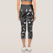 Trick oder behandeln Muster Weiß auf schwarzem Hal Capri Leggings (Rückseite)