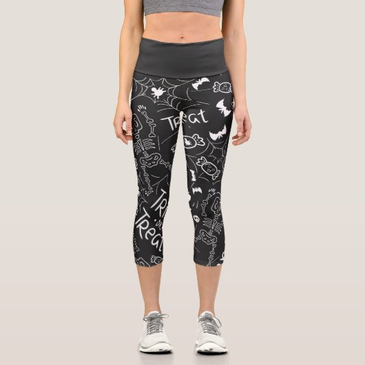 Trick oder behandeln Muster Weiß auf schwarzem Hal Capri Leggings (Vorderseite)