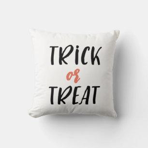 Trick oder Behandlung Typografie Halloween Kissen