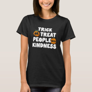 Trick oder Behandlung von Leuten mit freundlichem  T-Shirt