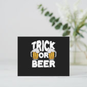Trick oder Bier Halloween Pumpkin Trick oder Treat Postkarte (Stehend Vorderseite)