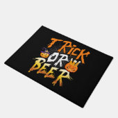 Trick oder Bier T Shirt Fußmatte (Schrägansicht)