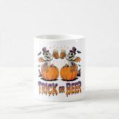 Trick oder Bierskelettdrachen auf Pumpkins Kaffeetasse (Mittel)