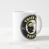 Trick oder Leckerbissen Halloween grimmigem Sensen Jumbo-Tasse (Vorderseite Rechts)