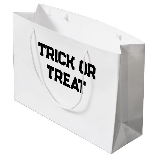 Trick oder. Leckerei Halloween schwarz schlicht Mi Große Geschenktüte (Rückseite Schrägansicht)