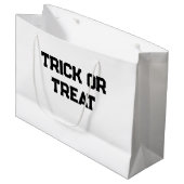 Trick oder. Leckerei Halloween schwarz schlicht Mi Große Geschenktüte (Vorderseite Schrägansicht)