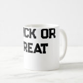 Trick oder. Leckerei Halloween schwarz schlicht Mi Kaffeetasse (VorderseiteRechts)