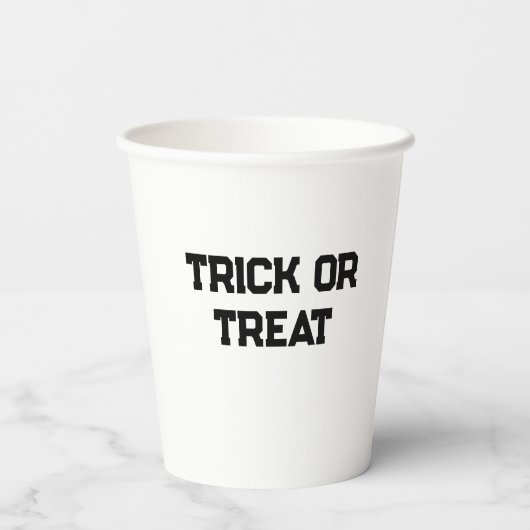 Trick oder. Leckerei Halloween schwarz schlicht Mi Pappbecher (Rückseite)