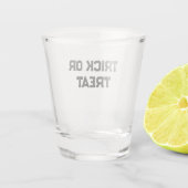 Trick oder. Leckerei Halloween schwarz schlicht Mi Schnapsglas (Rückseite)