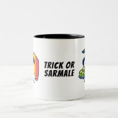 Trick oder Sarmale - Rumänische Diaspora-Geister-T Zweifarbige Tasse (Mittel)