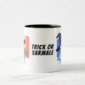Trick oder Sarmale - Rumänische Diaspora-Geister-T Zweifarbige Tasse (Mittel)