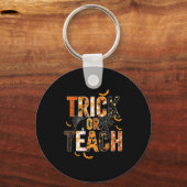 Trick oder Teach Funny Halloween Lehrer Shirt für Schlüsselanhänger (Vorderseite)