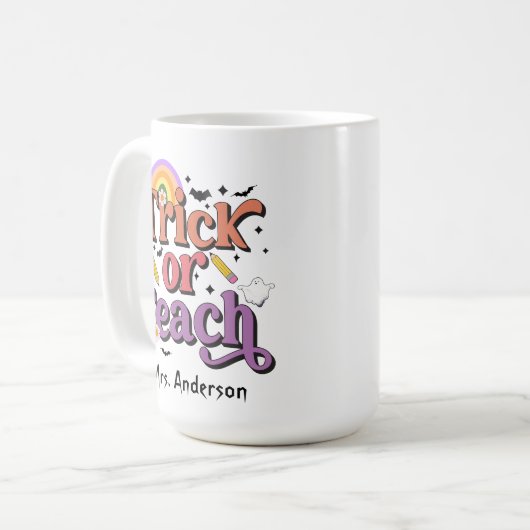 Trick oder Teach Retro Pastell Halloween Lehrernam Kaffeetasse (Vorderseite Links)