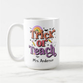Trick oder Teach Retro Pastell Halloween Lehrernam Kaffeetasse (Links)