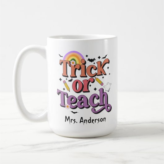 Trick oder Teach Retro Pastell Halloween Lehrernam Kaffeetasse (Links)