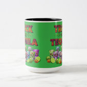 Trick oder Tequila-T-Shirt Zweifarbige Tasse (Mittel)