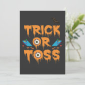 Trick oder Toss Funny Spooky Halloween Cornhole Ge Einladung (Stehend Vorderseite)