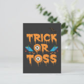 Trick oder Toss Funny Spooky Halloween Cornhole Ge Postkarte (Stehend Vorderseite)