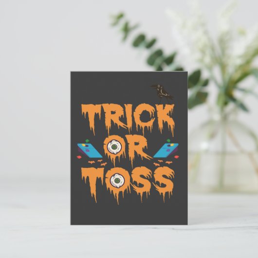 Trick oder Toss Funny Spooky Halloween Cornhole Ge Postkarte (Stehend Vorderseite)
