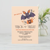 Trick oder Treat Bat Halloween Parade Einladung (Stehend Vorderseite)