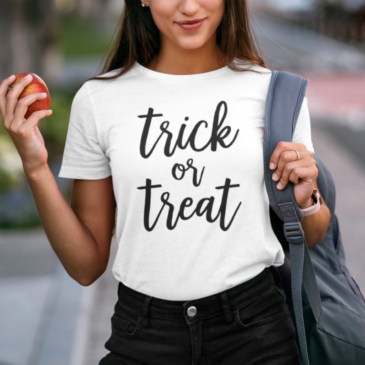 Trick oder Treat Black Modern Script Halloween Tri-Blend Shirt
