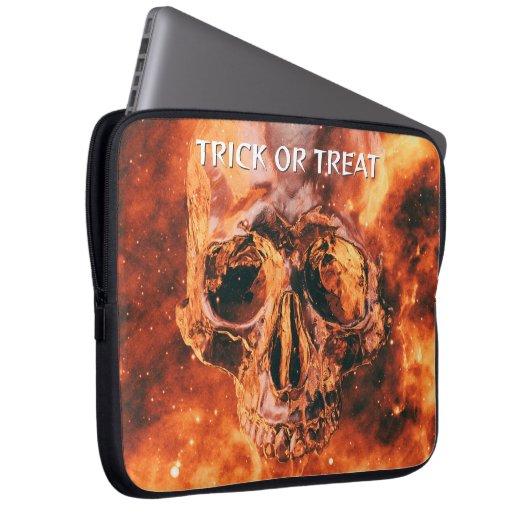 Trick oder Treat. Flammenschädel im Weltraum Laptopschutzhülle (Vorne Rechts)