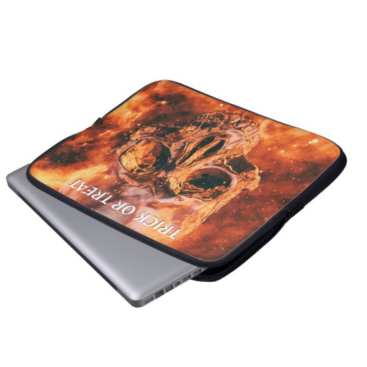 Trick oder Treat. Flammenschädel im Weltraum Laptopschutzhülle (Vorne Knopf)