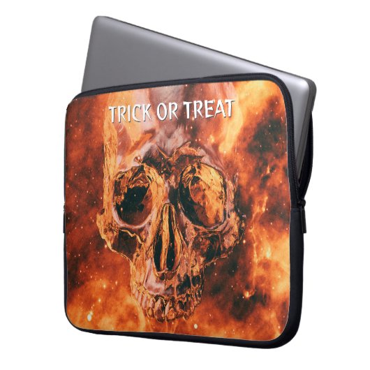 Trick oder Treat. Flammenschädel im Weltraum Laptopschutzhülle (Vorderseite Links)