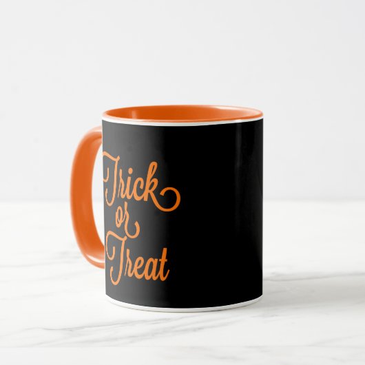 Trick oder Treat Halloween Black and Orange Tasse (Vorderseite Links)