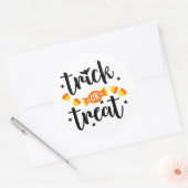 Trick oder Treat Halloween Candy Typografie Runder Aufkleber (Umschlag)