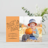 Trick oder Treat Halloween-Foto Karte (Stehend Vorderseite)