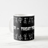 Trick oder Treat Halloween Funny Skulls Kaffeetasse (Vorderseite Links)
