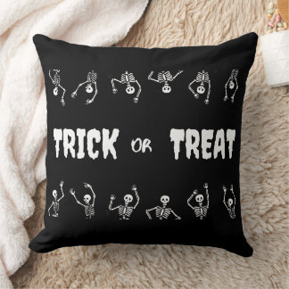 Trick oder Treat Halloween Funny Skulls Kissen