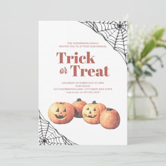 Trick oder Treat Halloween Minimalistische Pumpkin Einladung (Stehend Vorderseite)