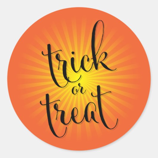 Trick oder Treat Halloween Moderne Typografie Runder Aufkleber (Vorderseite)