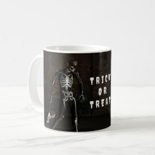 Trick oder Treat. Mann gekleidet als Skelett Kaffeetasse