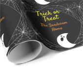 Trick oder Treat Minimalistisch Ghost Halloween Fa Geschenkpapier (Rolleneckpunkt)