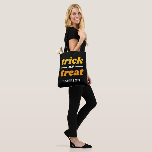 Trick oder Treat Mit Monogramm Halloween Tasche (Am Model)