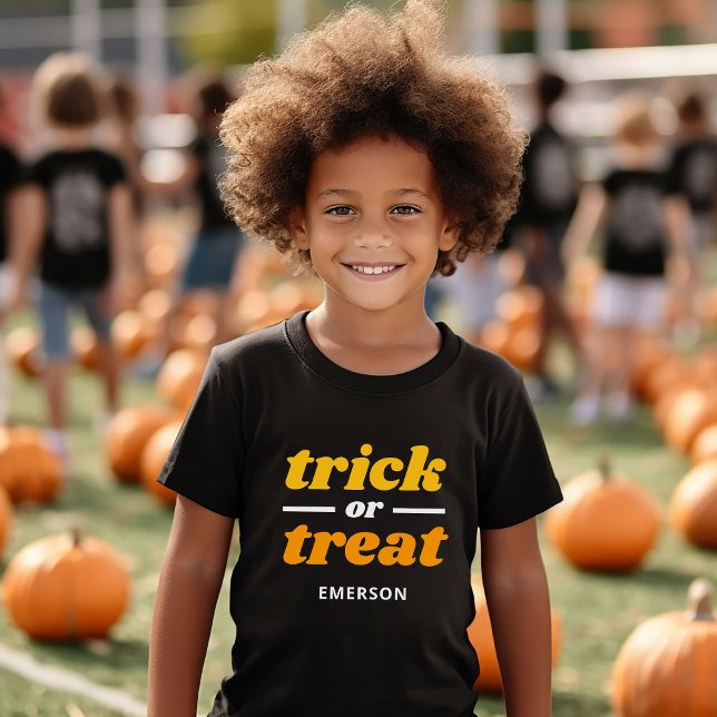 Trick oder Treat Mit Monogramm Halloween Tri-Blend Shirt (Von Creator hochgeladen)