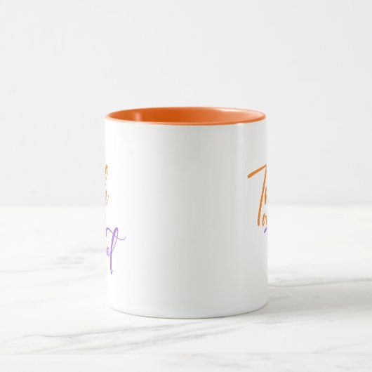 Trick oder Treat Moderne Typografie Halloween Tasse (Zentrum)