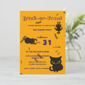 Trick oder Treat | Niedlich Black Cat Halloween Einladung (Stehend Vorderseite)