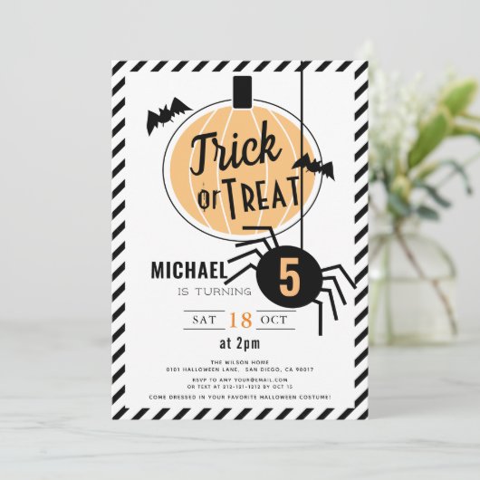 Trick oder Treat Orange Pumpkin Halloween Geburtst Einladung (Stehend Vorderseite)