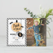 Trick oder Treat Pumpkin Halloween Foto Geburtstag Einladung (Stehend Vorderseite)