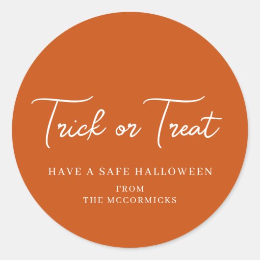 Trick oder Treat Script Orange Halloween Name Runder Aufkleber (Vorderseite)