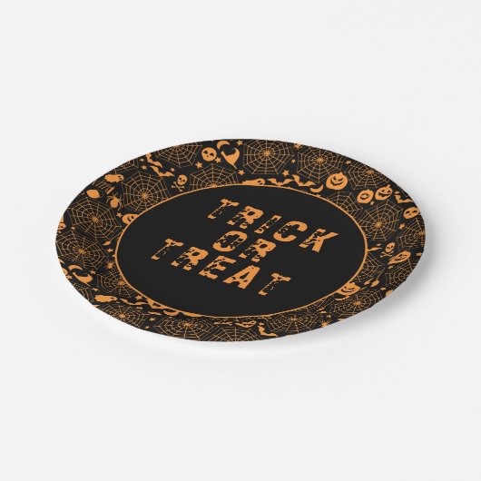 Trick oder Treat Spooky Orange und Black Halloween Pappteller (Schrägansicht)