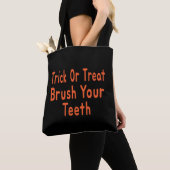 Trick oder Treat verschnüren Ihre Zähne Halloween- Tasche (Von Nahem)