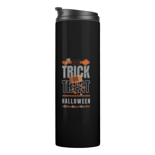 Trick- oder TreatHalloween-Design 2023 Thermosbecher (Nach rechts gedreht)